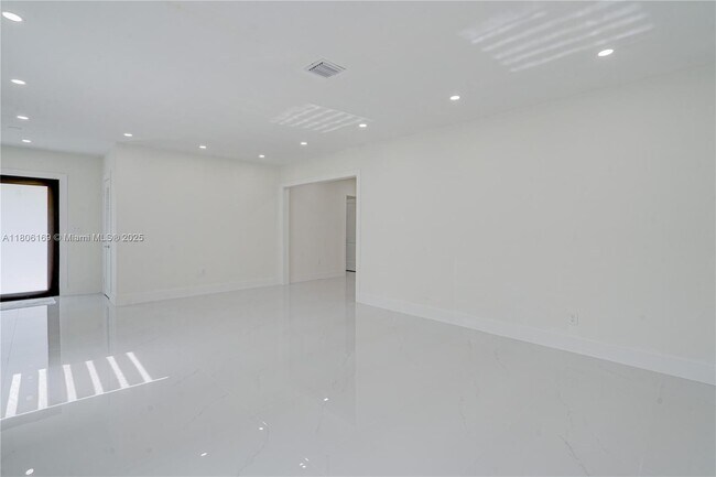 Building Photo - 10722 SW 77th Ave