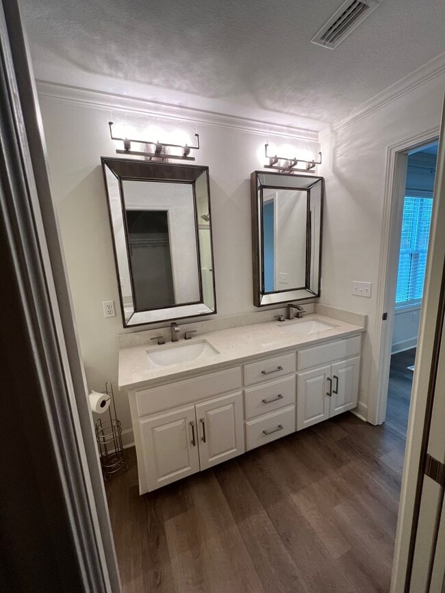 Building Photo - Available May!