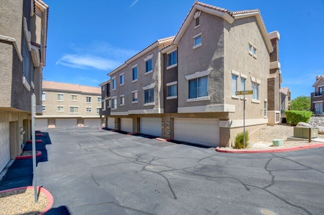 Building Photo - Gorgeous 3 bedroom 2.5 bathroom Townhome conveniently located in the heart of Henderson.