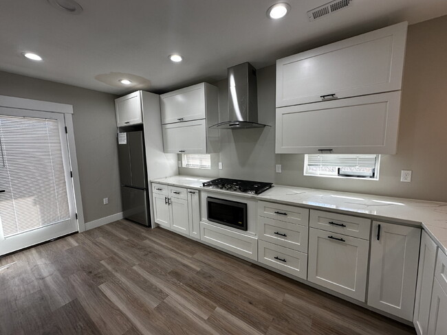 Building Photo - "Spacious & Stylish Duplex Oasis: 2 Bed, 2...