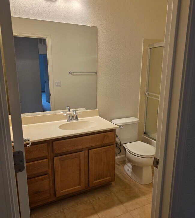 Building Photo - Beautiful townhouse in South Reno
