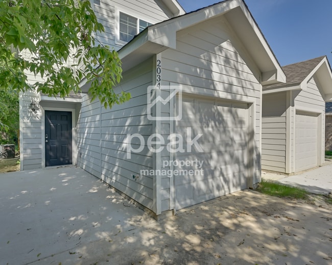 Building Photo - $1500! BEAUTIFUL 2 Bedroom Free application through 8/10! See information in description!