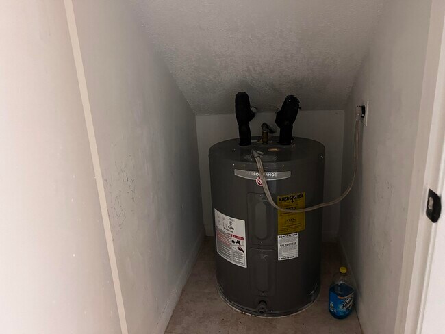 Building Photo - 5202 Bayside Dr