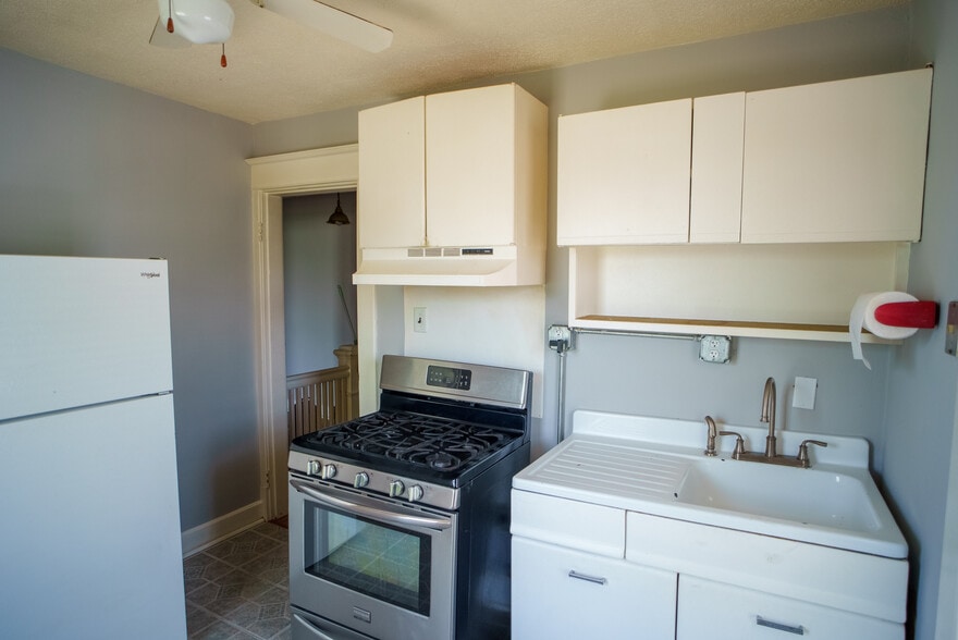 Full size kitchen - 1920 E Washington St