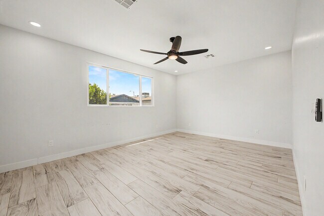 Building Photo - 3701 E Ludlow Dr