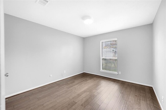 Building Photo - 2110 Highland Hills Dr