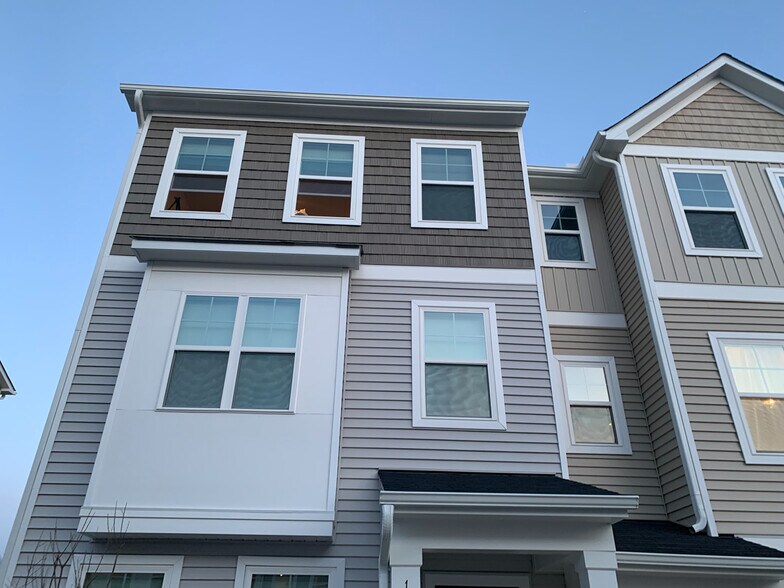 Building Photo - Room in Townhome on Summer Violet Ln