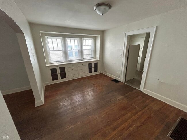 Building Photo - 823 N Bradley Ave