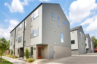 Building Photo - 427 W 10th St