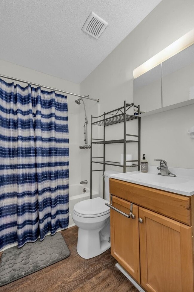 Building Photo - 306-306 Glenwood Cir