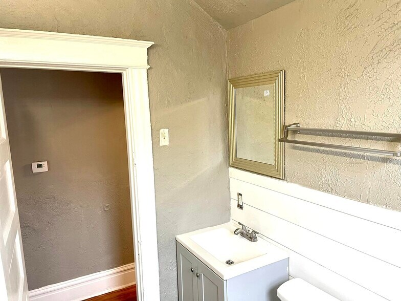 Building Photo - 3867 Ashland Ave