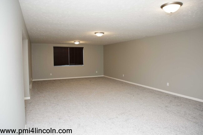 Building Photo - 9800 S 72 St – 5 beds/3 baths/ 3-stall
