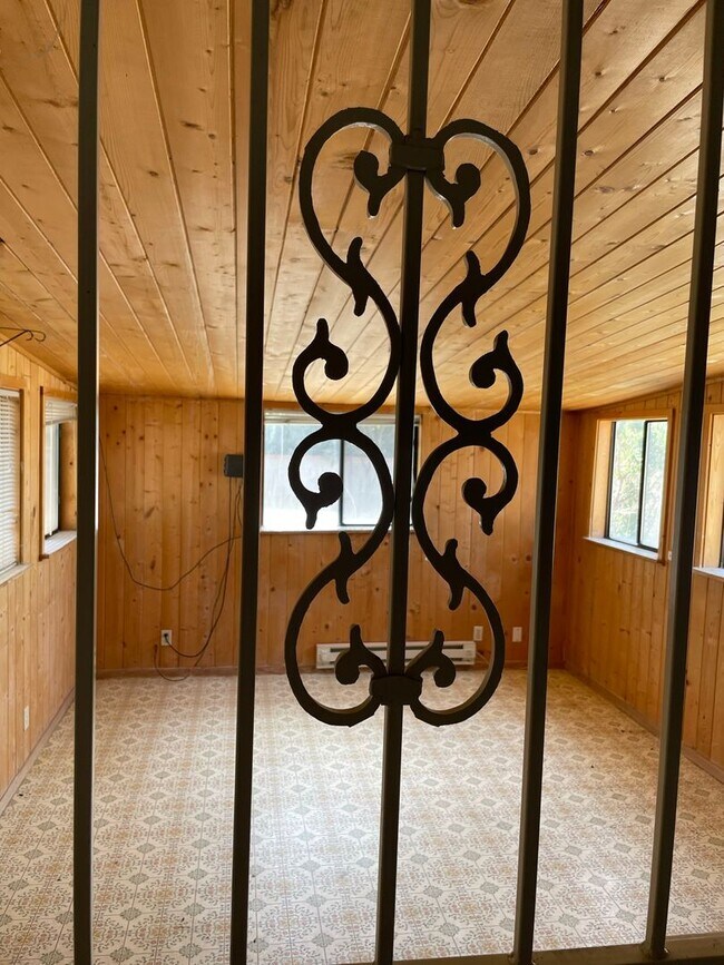 Building Photo - Open floorplan/Huge yard/Lots of Storage/Fireplace