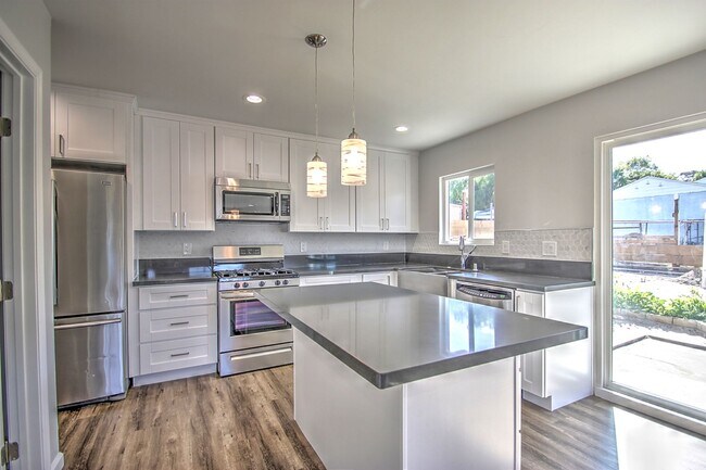 Building Photo - 3150-3150 Florine Dr