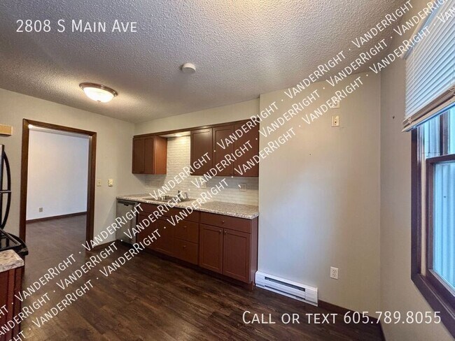 Building Photo - 2808 S Main Ave