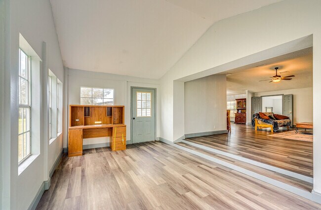 Building Photo - 6651 SE Co Rd 337