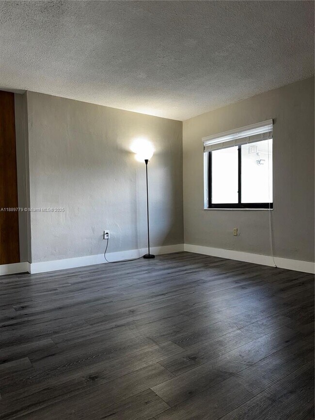 Building Photo - 805 W 30th St