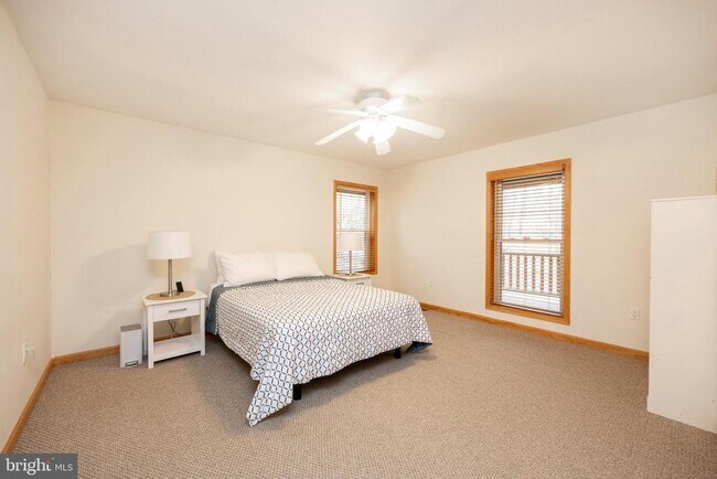 Building Photo - 1212 Acacia Dr