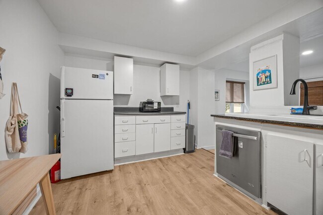 Building Photo - Charming 1 Bed, 1 Bath Duplex with Office/Flex Space near Five Points, Downtown Raleigh