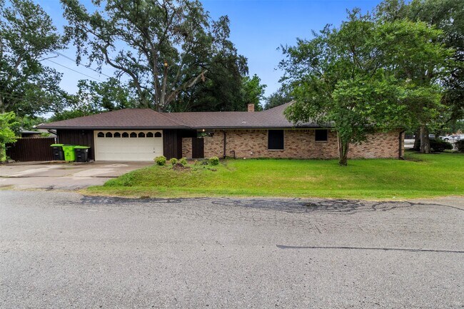 Building Photo - 2101 Lamar Dr