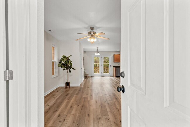 Building Photo - Knoxville 37912 - 3 bedroom, 2.5 bath all ...