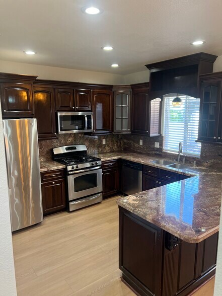 Building Photo - 706 Lynnplace
