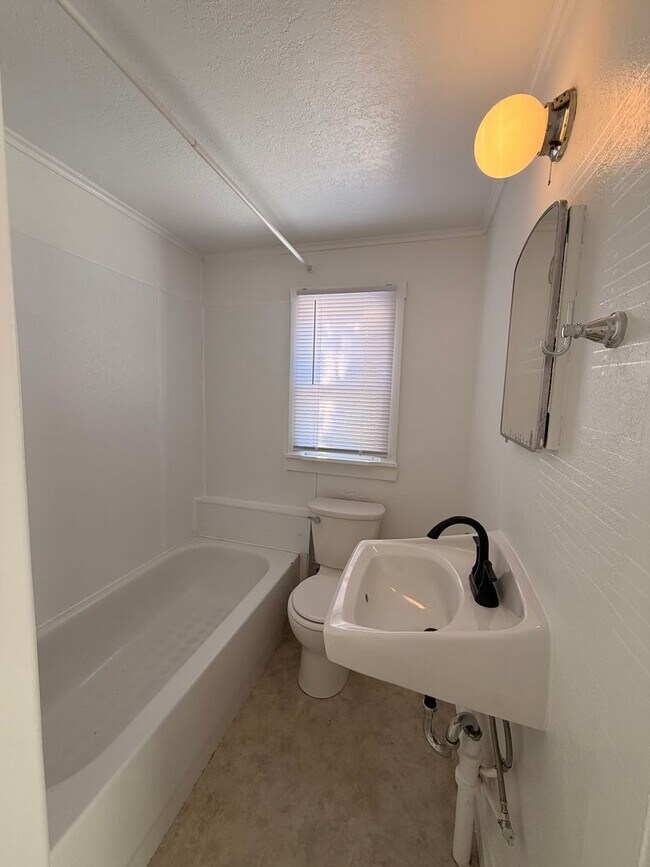 Building Photo - 700 N 5th St