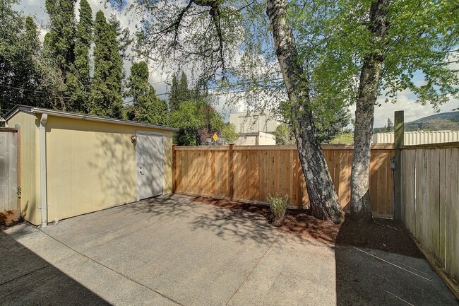 Building Photo - 2Bd/1Ba Issaquah Duplex