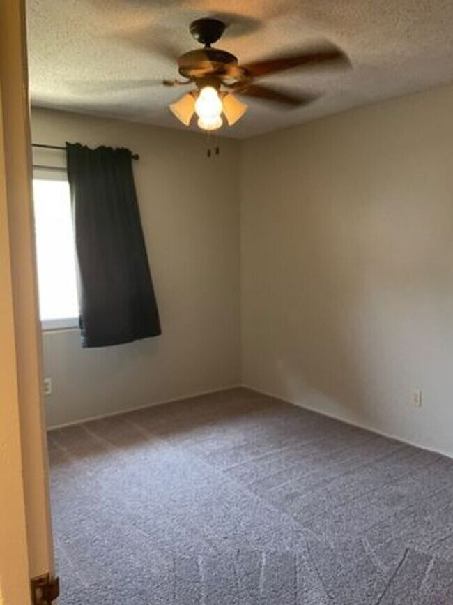 Building Photo - 5 bed 2 Bathroom in Riverside