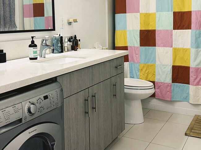 Building Photo - 825 E 4th St