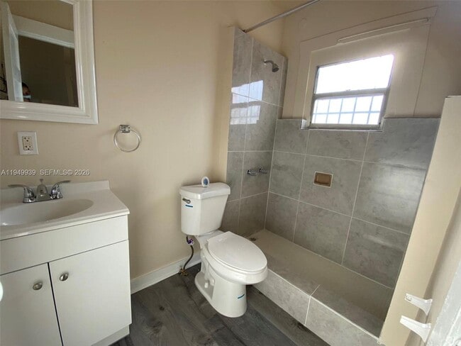 Building Photo - 1011 SW 5th St