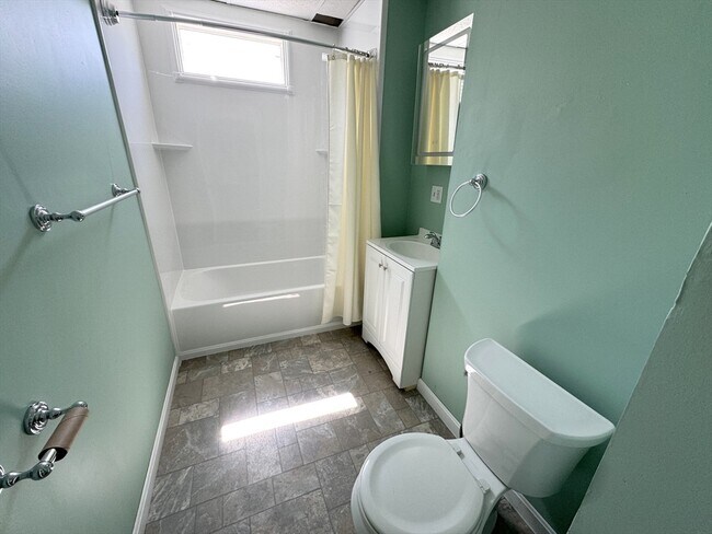 Building Photo - 144 Bridge St