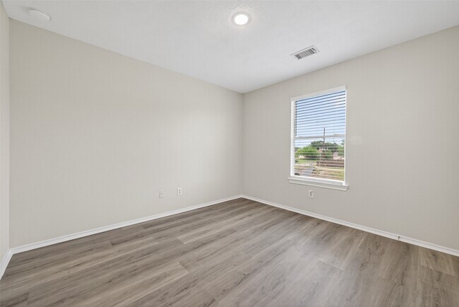 Building Photo - 6915 Great Oaks Shadow Dr
