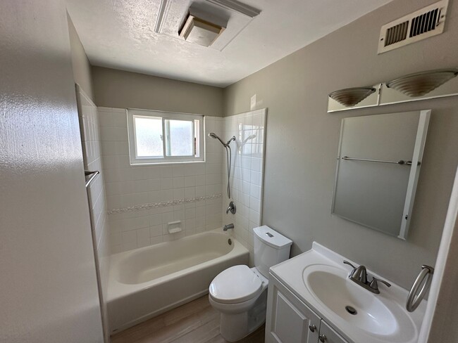 Building Photo - Centrally Located 3 Bedroom, 1.5 La Mesa H...