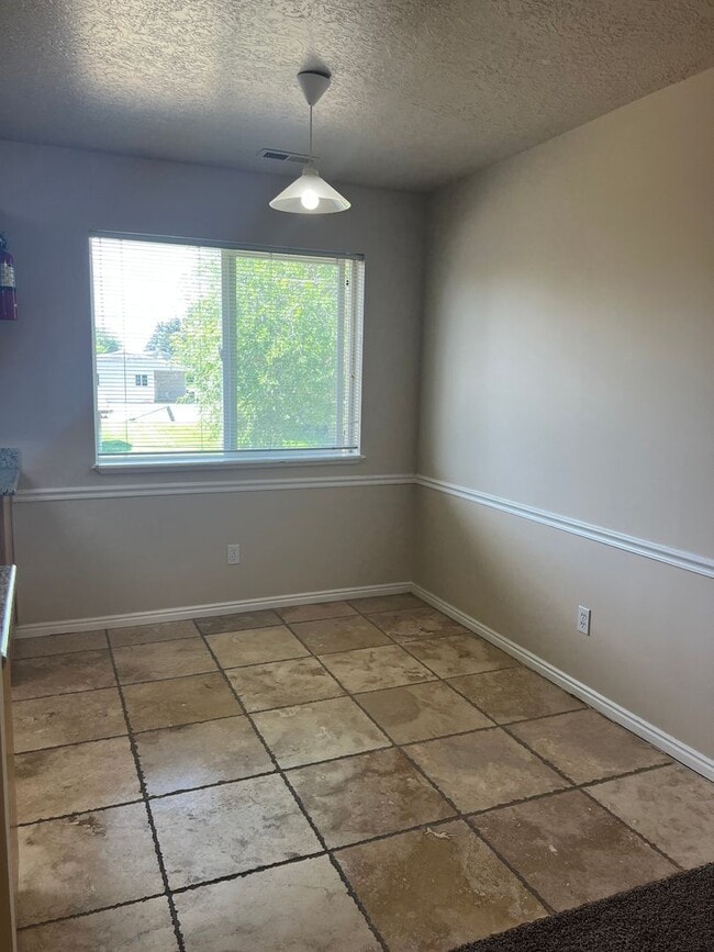 Building Photo - Brentwood Upper Level Condo - 2 Bed, 1 Bath with Washer/Dryer and Optix Internet!