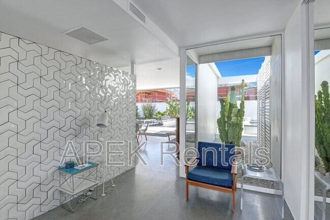 Building Photo - 3133 N Sunnyview Dr