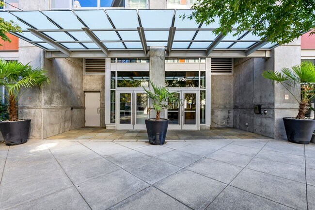Building Photo - The Civic - 2 bed/2 bath, east facing 16th...