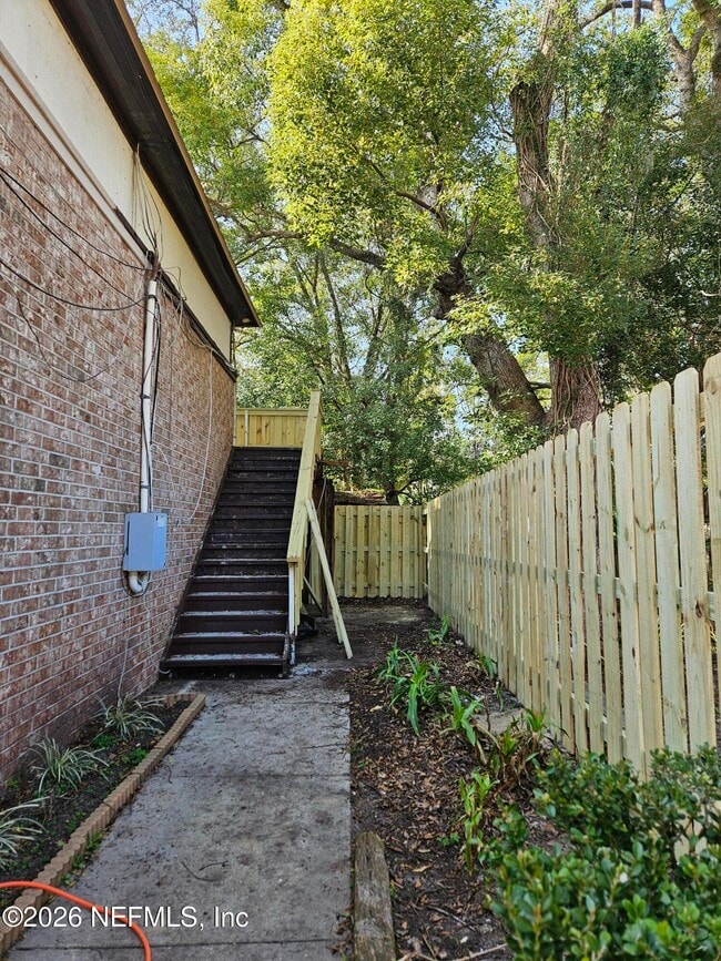 Building Photo - 1200 Bretta St