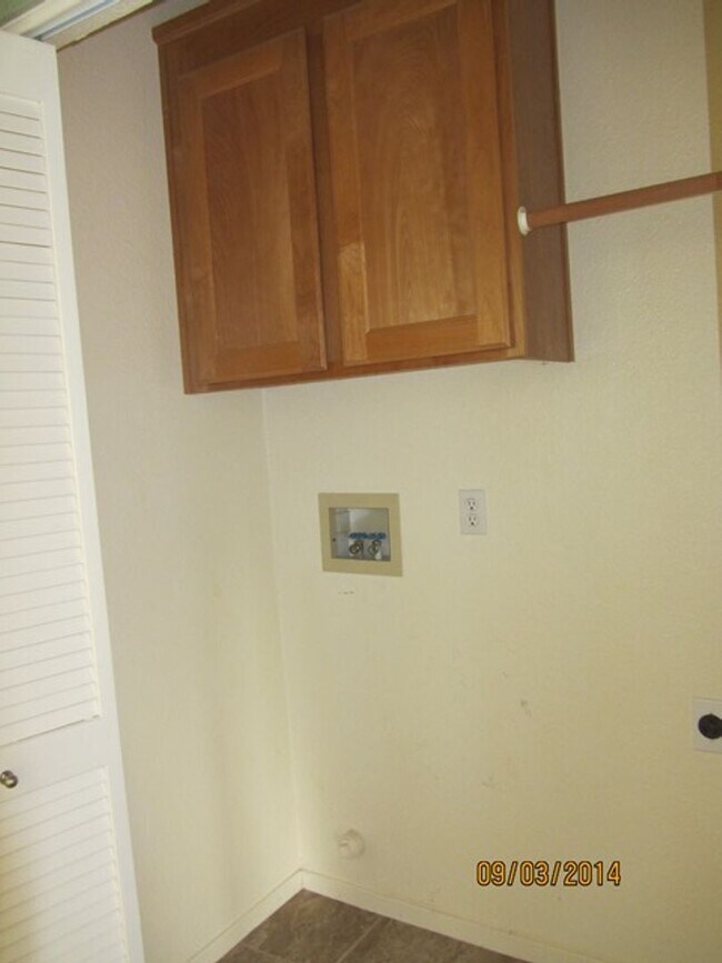 Building Photo - 858 Laurel Dr