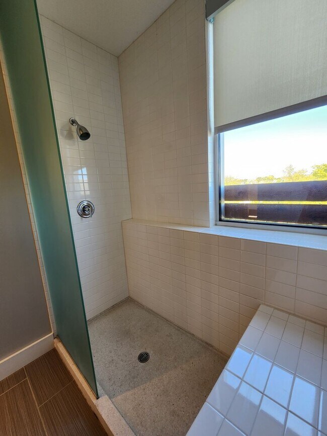 Building Photo - Contemporary Townhome East side of Downtow...