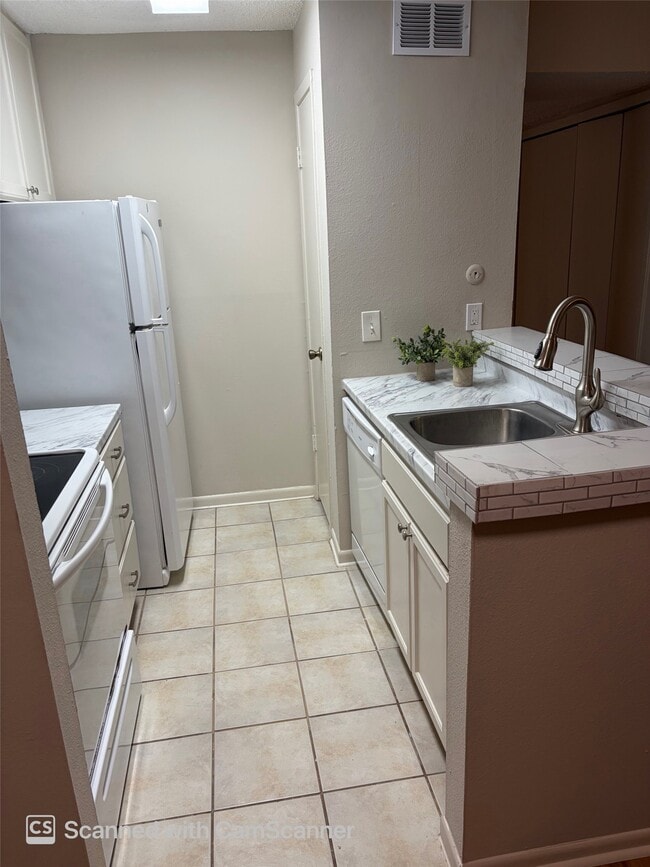Building Photo - 17331 Red Oak Dr