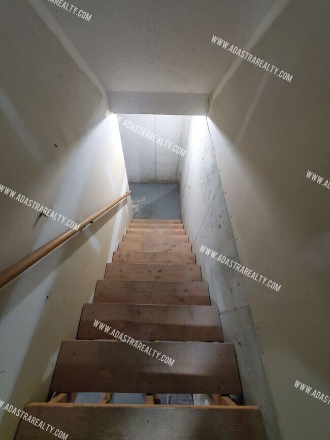 Building Photo - Gorgeous Modern Shawnee Townhome!! So much...