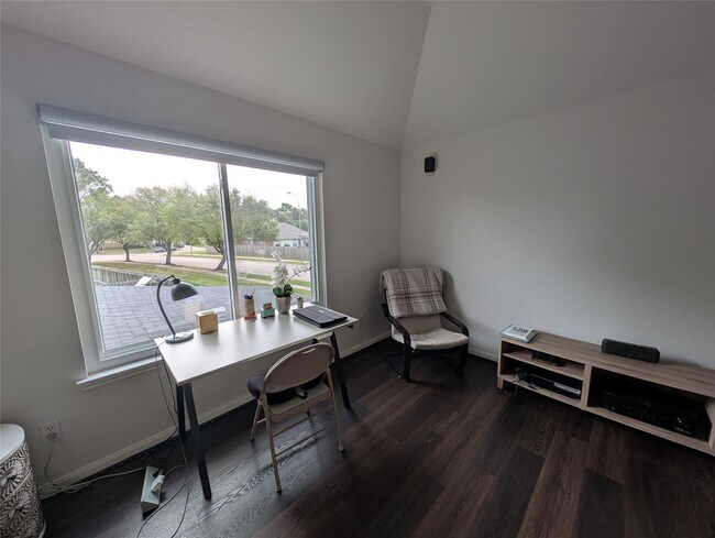 Building Photo - 5902 Mettler Ln