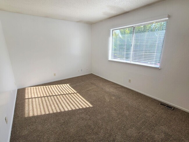 Building Photo - UPDATED RENTAL IN SACRAMENTO!