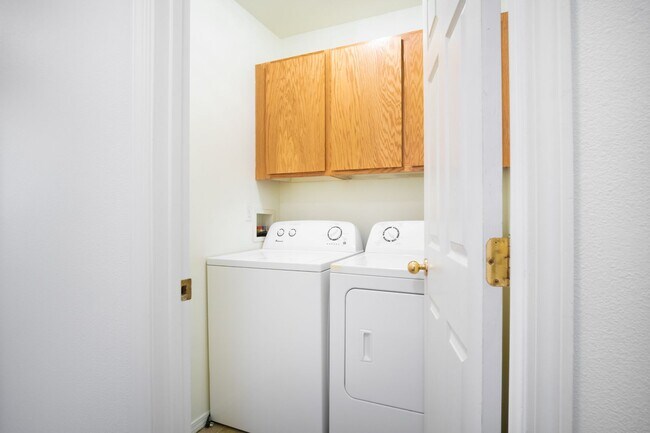 Building Photo - 1020 NE D St