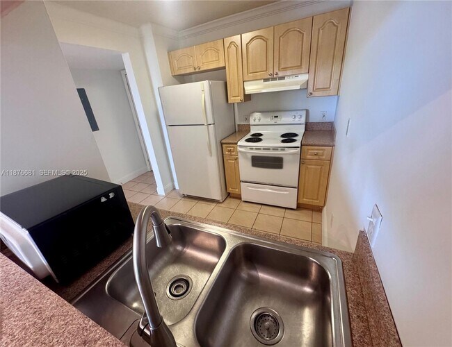 Building Photo - 102 SW 6th Ave