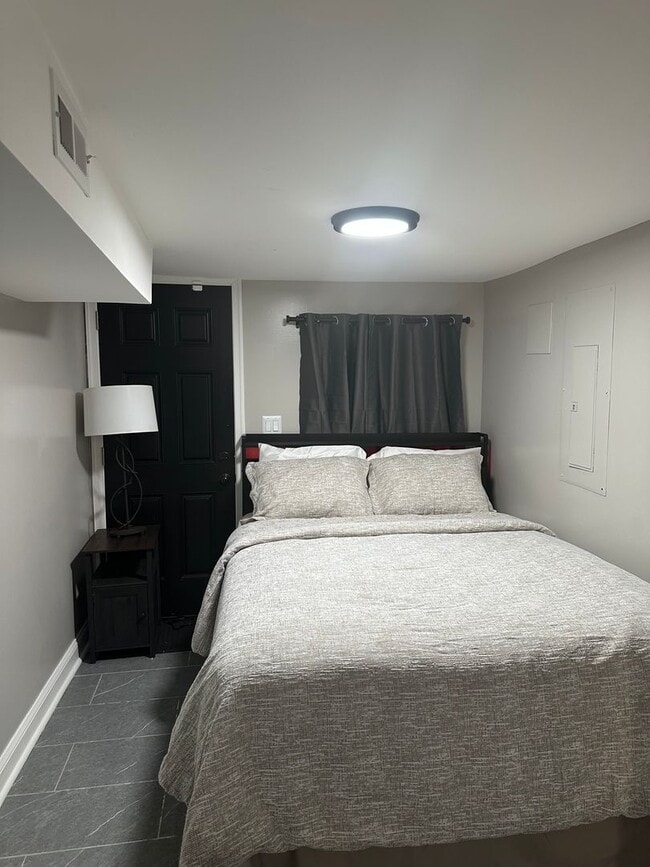 Building Photo - Fully Furnished! Spacious Rooms! Modern Decor! Finished Basement! Central Air! Fireplaces! Availa...