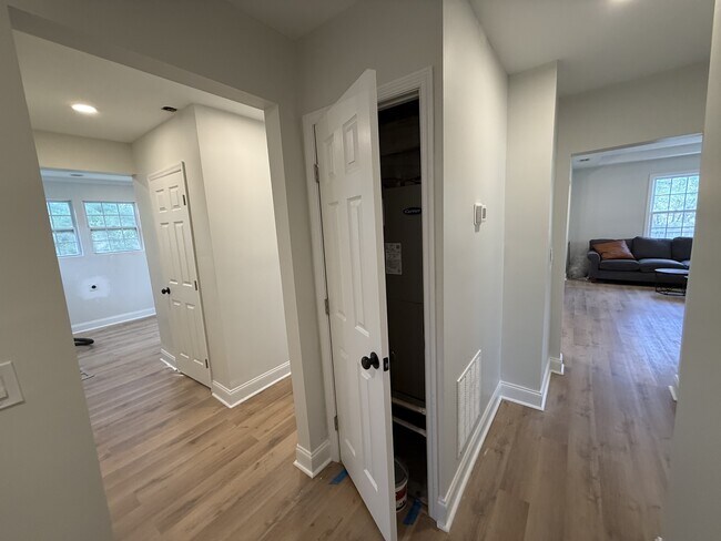 Building Photo - 2204 Redfern Rd