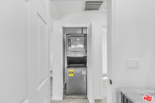 Building Photo - 7309 N Wilbur Ave