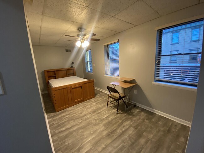 Building Photo - 1223 E Carson St